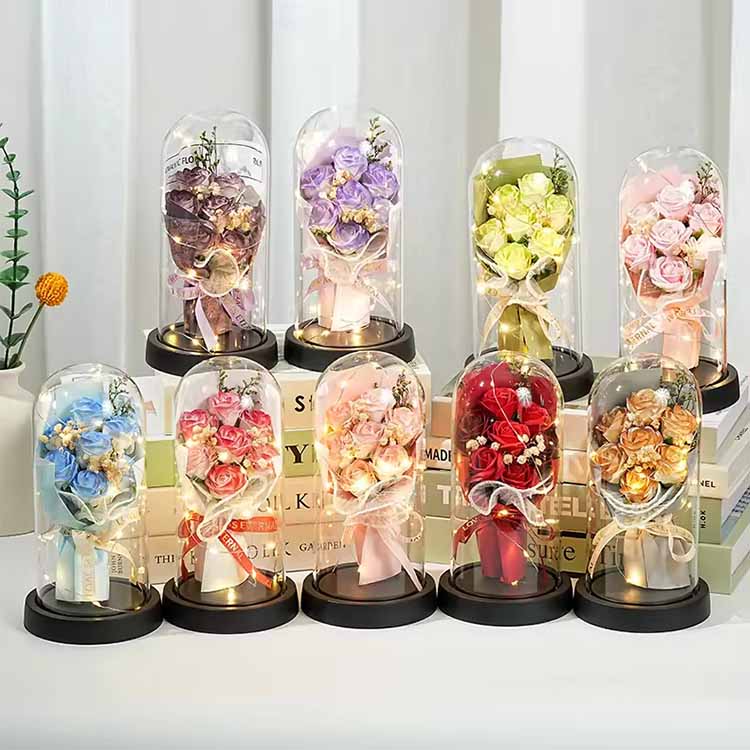 Buquê de rosas de sabão com cúpula de vidro com LED